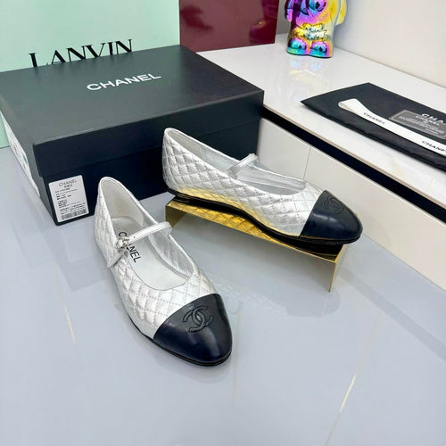CHANEL MARY JANE FLAT 25S IN SILVER LAMBSKIN EMBOSSED LOGO